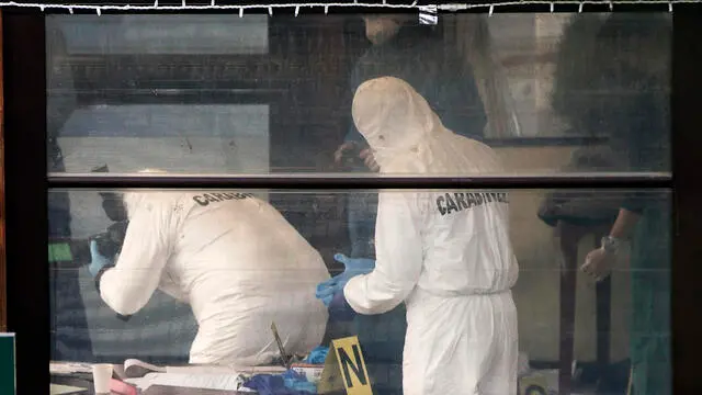 La scientifica effettua i rilievi sul luogo dove delle persone sono rimaste uccise, nel corso di una sparatoria avvenuta in un bar, durante una riunione di condominio in via Monte Gilberto, zona Colle Salario, Roma, 11 dicembre 2022. ANSA/ANGELO CARCONI