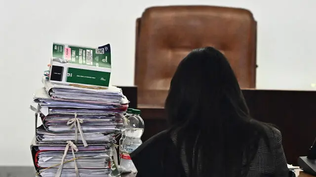 Avvocato a palazzo di Giustizia. Genova, 27 marzo 2025. ANSA/LUCA ZENNARO (Avvocati, avvocato, processo, processi, palazzo di giustizia, incartamenti, legale, legali)