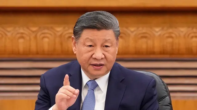 epa11993873 China's President Xi Jinping speaks during a meeting with global business leaders at the Great Hall of the People, in Beijing, China, 28 March 2025. EPA/KEN ISHII/POOL