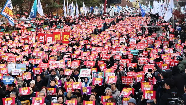 Una delle molteplici manifestazioni di protesta in Corea del Sud