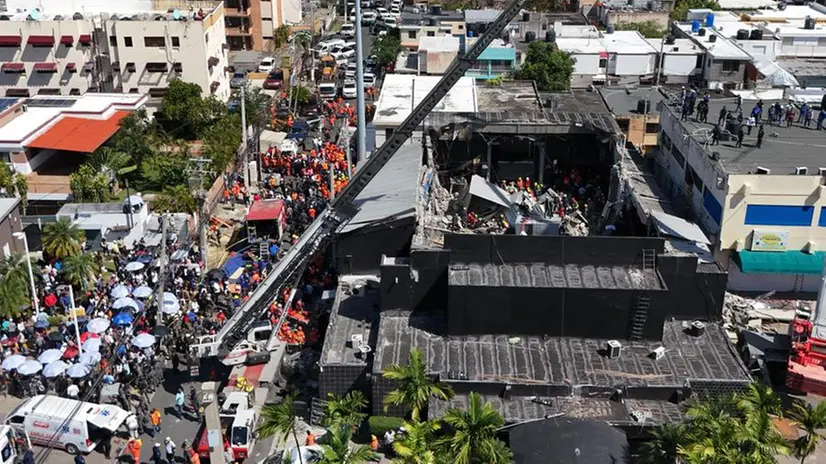 Le immagini del crollo del tetto della discoteca a Santo Domingo