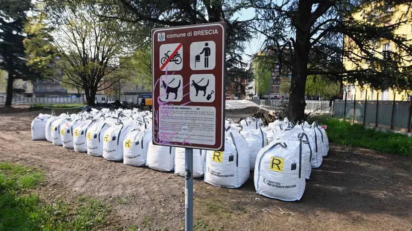 La bonifica al parco di via Pietro dal Monte
