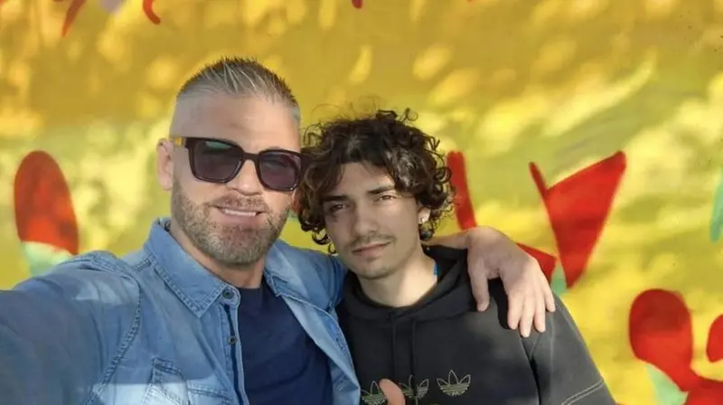 Jacopo insieme al primo cittadino di Montirone - © www.giornaledibrescia.it