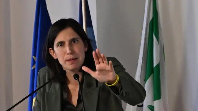 L'intervento conclusivo della segreteria del Pd, Elly Schlein, nel corso della conferenza nazionale del Pd, La casa è un diritto, Roma 7 aprile 2025. ANSA/MAURIZIO BRAMBATTI