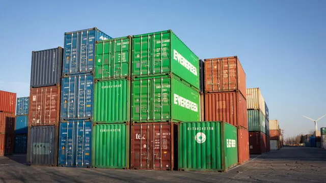 epaselect epa11876663 Shipping containers at the Tianjin port, China, 05 February 2025. The US imposed on 04 February a 10 percent tariff on Chinese goods, to which China responded with countermeasures of a 15 percent tariff on US coal and liquified natural gas; and a 10 percent tariff on US crude oil, agricultural machinery, large-displacement cars and pickup trucks, to take effect on 10 February. EPA/JESSICA LEE