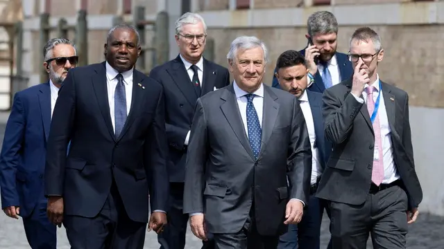 epa12020329 Italian Foreign Minister Antonio Tajani (C) and British Foreign Secretary David Lammy (L) attend the round table 'Clean Energy for Growth' at the Mattatoio conference hall, in Rome, Italy, 09 April 2025. EPA/MASSIMO PERCOSSI