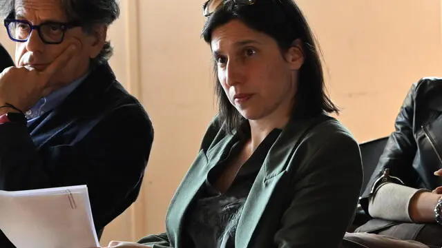 La segretaria del Pd, Elly Schlein, nel corso della conferenza nazionale del Pd, La casa è un diritto, Roma 7 aprile 2025. ANSA/MAURIZIO BRAMBATTI