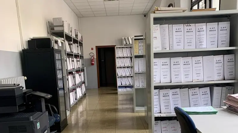 I faldoni negli uffici del giudice di pace © www.giornaledibrescia.it