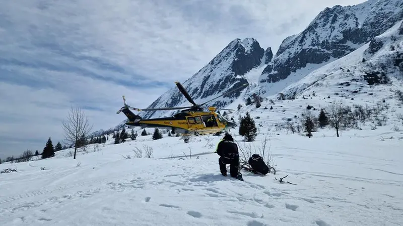 L’elicottero della Guardia di Finanza ha scaricato gli operatori del Soccorso Alpino © www.giornaledibrescia.it
