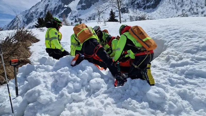 I soccorritori impegnati nell'esercitazione al Tonale © www.giornaledibrescia.it