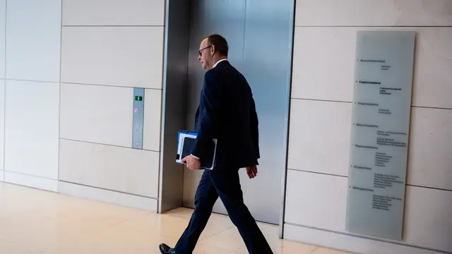 epa12020959 Chairman of the Christian Democratic Union (CDU) party and faction Friedrich Merz arrives for a fraction meeting, in Berlin, Germany, 09 April 2025. The Christian Democratic Union (CDU), the Christian Social Union (CSU) and the Social Democratic Party (SPD) have successfully concluded coalition negotiations. EPA/CHRISTOPH SOEDER