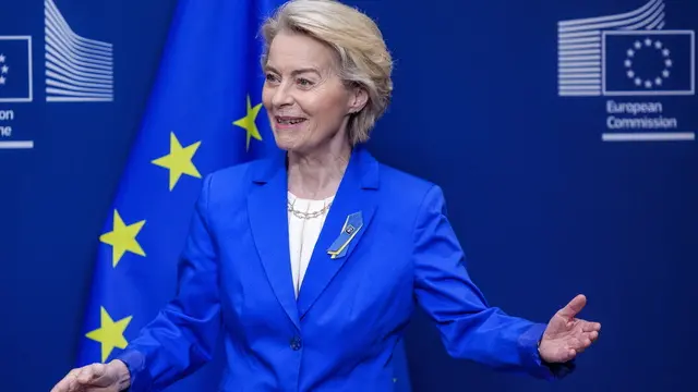 epa12022159 EU Commission President Ursula von der Leyen gestures during her meeting with the Ukrainian prime minister in the EU Commission building in Brussels, Belgium, 10 April 2025. EPA/OLIVIER MATTHYS
