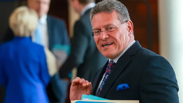 epa12019619 European Commissioner for Trade and Economic Security; Interinstitutional Relations and Transparency, Maros Sefcovic, gestures at the start of the European Commission weekly college meeting in Brussels, Belgium, 09 April 2025. EPA/OLIVIER HOSLET