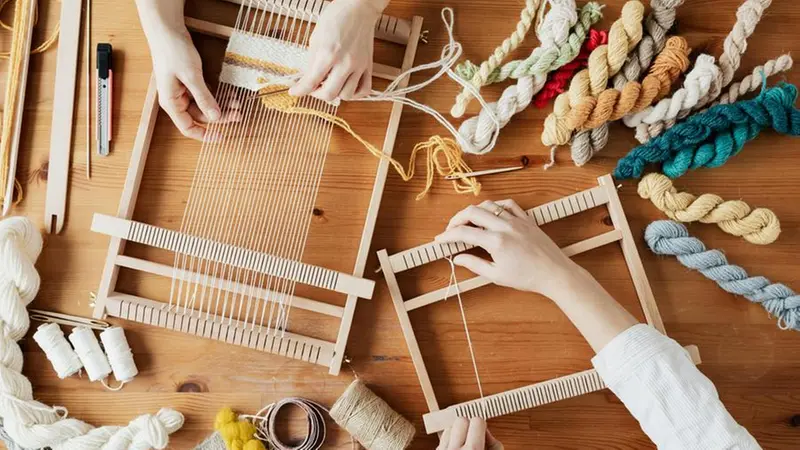 Un laboratorio di tessitura artistica per bambini