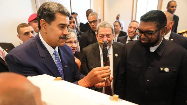 epa11191979 A handout photo made available by Prensa Miraflores shows the Presidents of Venezuela Nicolas Maduro (L) and of Guyana Irfaan Ali (R) in an exchange of gifts during a meeting in which they wished each other 'peace and love' within the framework of the 8th summit of the Community of Latin American and Caribbean States (CELAC) in Kingstown, Saint Vincent and the Grenadines, 01 March 2024. EPA/MIRAFLORES PRESS / HANDOUT ONLY AVAILABLE TO ILLUSTRATE THE ACCOMPANYING STORY/CREDIT MANDATORY HANDOUT EDITORIAL USE ONLY/NO SALES HANDOUT EDITORIAL USE ONLY/NO SALES