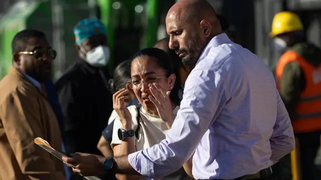 epaselect epa12021964 A woman reacts to receiving information about the relative she was looking for outside the Jet Set nightclub after the roof of the discotheque collapsed early in the morning on 08 April during a party, in Santo Domingo, Dominican Republic, 09 April 2025. The death toll has risen to 184 people Dominican authorities reported. EPA/ORLANDO BARRIA