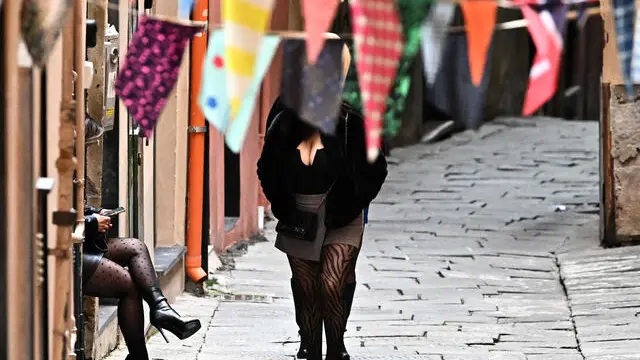 Prostituzione nei vicoli della citta' vecchia. Genova, 27 marzo 2025. ANSA/LUCA ZENNARO