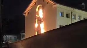 Protesta in carcere a Roma, incendiati alcuni materassi (FRAME DA FIRMARE ANSA) (ANSA) - ROMA, 25 SET - Disordini in serata nel carcere romano di Regina Coeli. Dalle prime informazioni, sembra che alcuni detenuti dell'ottava sezione si siano rifiuti di tornare in cella e per protesta abbiano dato fuoco ad alcuni materassi. La situazione sarebbe ora sotto controllo. Sul posto la polizia penitenziaria. (ANSA).