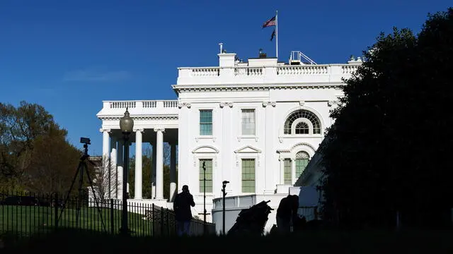 epa12021649 The White House in Washington, DC, USA, 09 April 2025. US President Trump has announced a 90 day pause on tariffs on all countries except China whose tariff has increased to 125 percent. EPA/WILL OLIVER