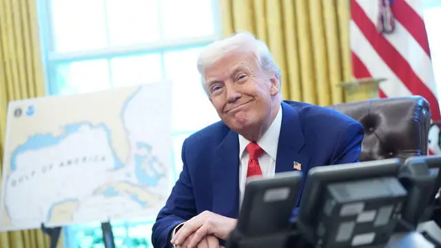 epa12021589 US President Donald Trump smiles as he speaks to reporters after signing a series of Executive Orders in the Oval Office of the White House in Washington, DC, USA, 09 April 2025. EPA/CHRIS KLEPONIS /POOL