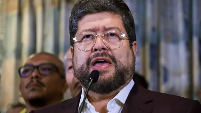epa12021799 Bolivian politician and businessman Samuel Doria Medina speaks during a press event in La Paz, Bolivia, 09 April 2025. The politician and businessman Samuel Doria Medina was announced as the candidate of Bolivia's main opposition bloc for the general elections, scheduled to take place on 17 August. EPA/Gabriel MÃ¡rquez