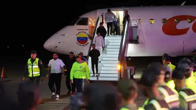 epa11887213 Venezuelan citizens disembark from a plane after being deported from the United States, at Simon Bolivar International Airport, in Caracas, Venezuela, 10 February 2025. Two flights with Venezuelans deported from the United States arrived in Caracas as part of the ongoing deportation operations by US President Trump's administration on its overhaul of the US immigration system. EPA/MIGUEL GUTIERREZ