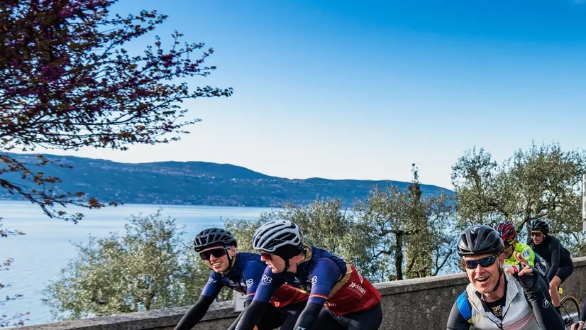 Ciclisti impegnati nel giro cicloturistico di una passata edizione - © www.giornaledibrescia.it