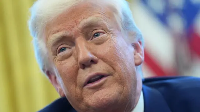 epa12021590 US President Donald Trump speaks to reporters after signing a series of Executive Orders in the Oval Office of the White House in Washington, DC, USA, 09 April 2025. EPA/CHRIS KLEPONIS /POOL