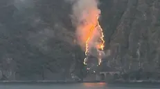 L'incendio boschivo sopra la Corna Trentapassi a Pisogne - Foto tratta da Instagram