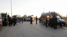 Polizia e carabinieri davanti al capannone dove da sabato è in corso un rave party nella zona nord di Modena in prossimità del quartiere fieristico e dell'ingresso dell'autostrada A1. Modena, 31 Ottobre 2022 ANSA /ELISABETTA BARACCHI