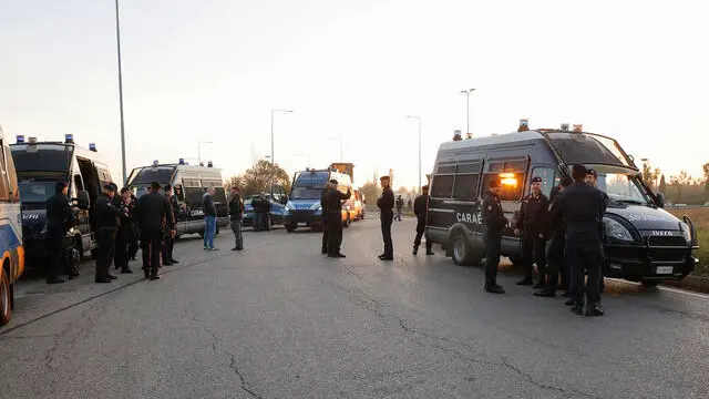 Polizia e carabinieri davanti al capannone dove da sabato è in corso un rave party nella zona nord di Modena in prossimità del quartiere fieristico e dell'ingresso dell'autostrada A1. Modena, 31 Ottobre 2022 ANSA /ELISABETTA BARACCHI