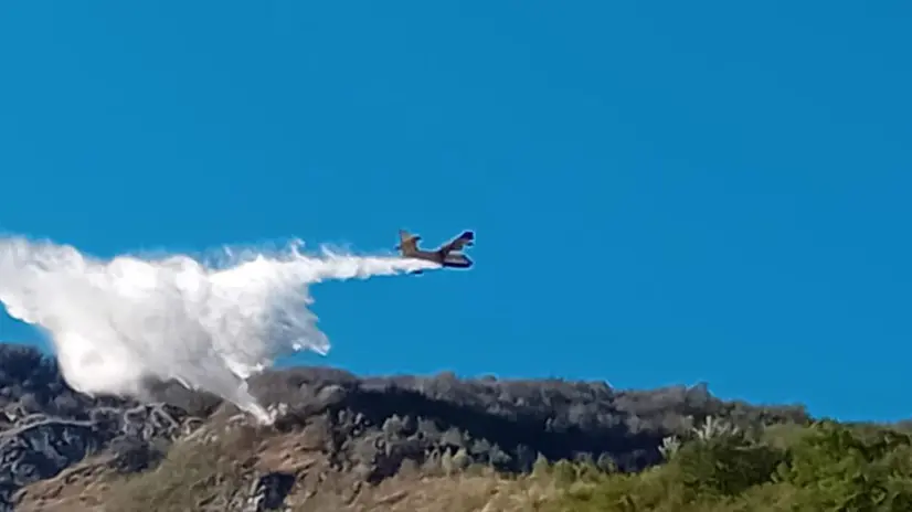 Incendio sulla Trentapassi, Canadair ed elicotteri in azione