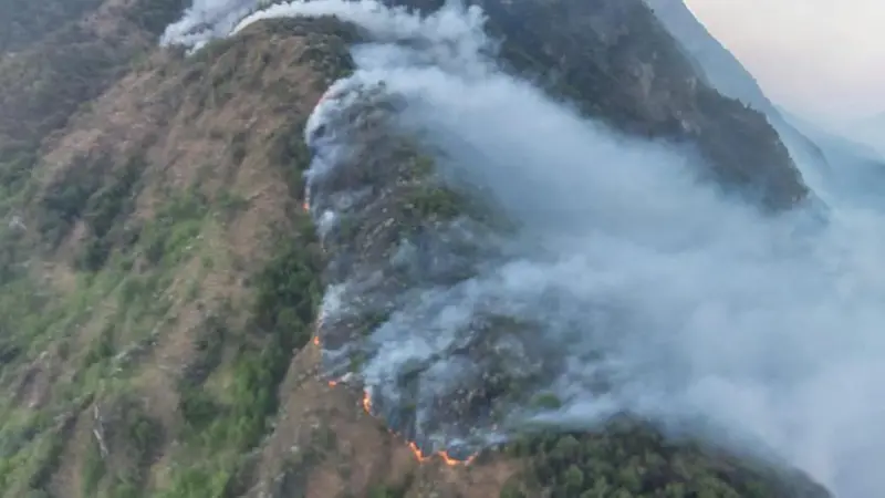 L'incendio sulla Corna Trentapassi
