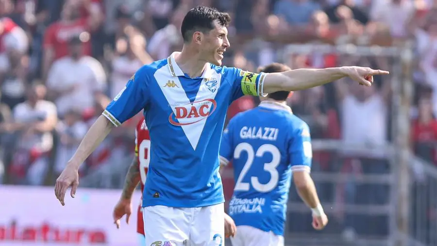 Dimitri Bisoli, capitano del Brescia. Alle sue spalle Galazzi - Foto New Reporter Nicoli © www.giornaledibrescia.it