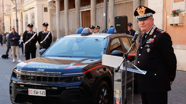 Un momento in piazza San Lorenzo in Lucina durante la presentazione della nuova Jeep Avenger elettrica per l'Arma dei Carabinieri, auto destinata alle Stazioni Carabinieri, Roma, 11 Aprile 2025. ANSA/GIUSEPPE LAMI