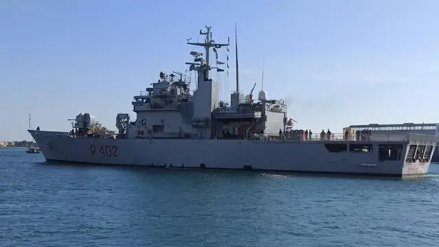 Partita da Brindisi la nave della Marina militare Libra con a bordo i 40 migranti destinati a Gjader nel centro di permanenza e rimpatriato in Albania allestito dal governo italiano, 11 aprile 2025. Si tratterebbe di cittadini di diversa nazionalità che nei giorni scorsi sono giunti nel Cpr di Brindisi, a Restinco, e per i quali il governo italiano ha disposto il trasferimento nella struttura in Albania. ANSA/DANILO SANTORO