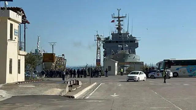 L'arrivo a Shengjin, in Albania, della nave Libra con a bordo i 40 migranti trasferiti dall'Italia, 11 aprile 2025. Le persone a bordo saranno fatte sbarcare e verranno accompagnate dalle forze dell'ordine al centro di Gjader, a pochi chilometri di distanza. ANSA/ DOMENICO PALESSE