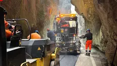 I lavori di asfaltatura sulla Strada della Forra