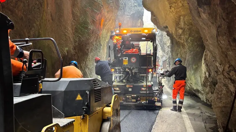 I lavori di asfaltatura sulla Strada della Forra