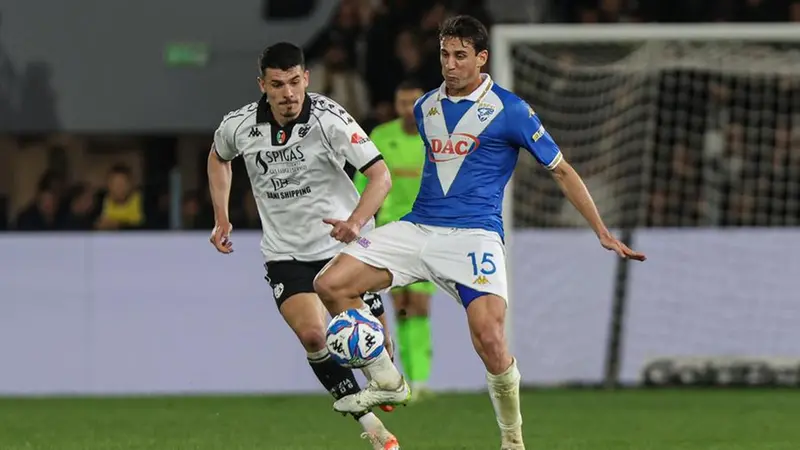 Andrea Cistana, qui contro lo Spezia, è pronto a rientrare - Foto New Reporter Nicoli © www.giornaledibrescia.it