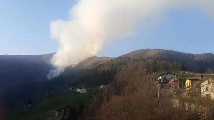 Incendio sulle montagne di Memmo - © www.giornaledibrescia.it