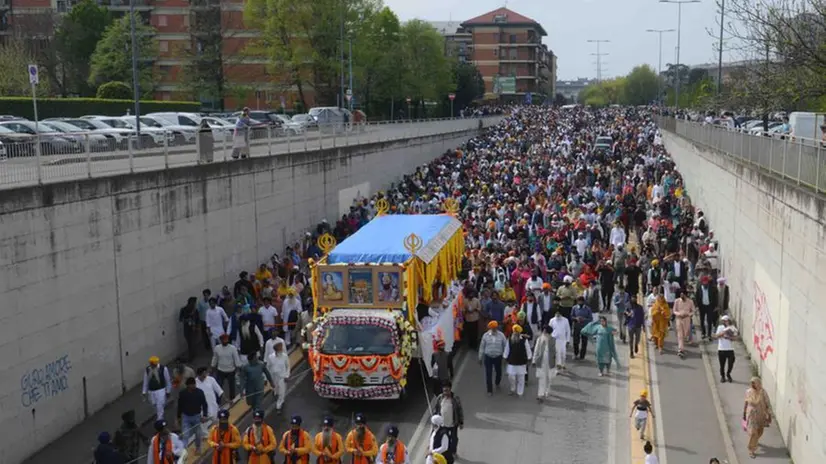 I sikh in corteo per le vie di Brescia