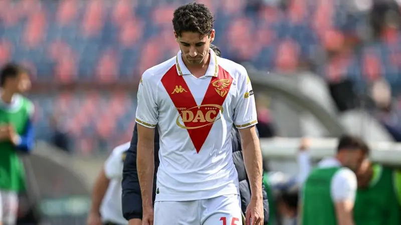 L'uscita dal campo di Cistana dopo l'espulsione - Foto New Reporter © www.giornaledibrescia.it