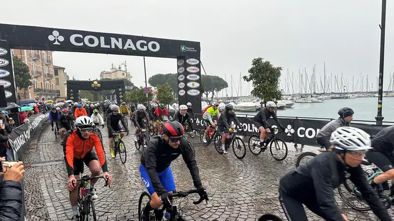 Colnago, partenza sotto la pioggia