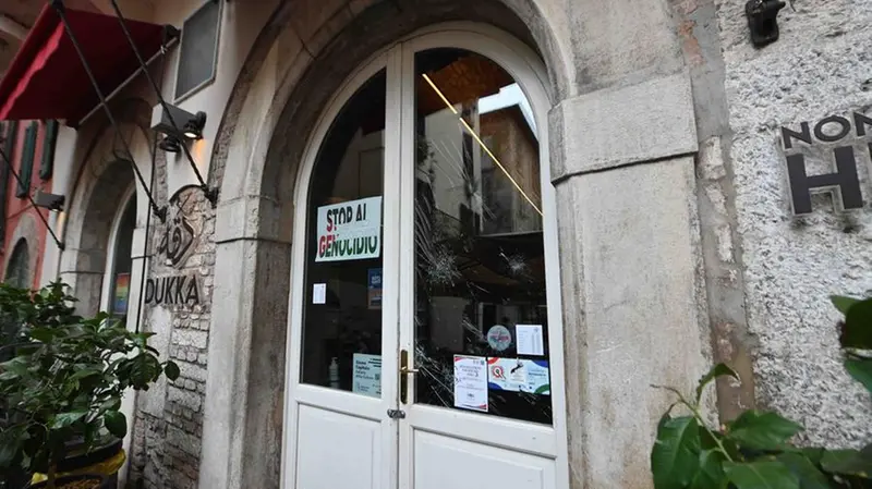 CRONACA NERA VIA MUSEI RISTORANTE DUKKA VETRINA SPACCATA PER BERTOLI 13-04-2025 MARCO ORTOGNI NEW EDEN GROUP