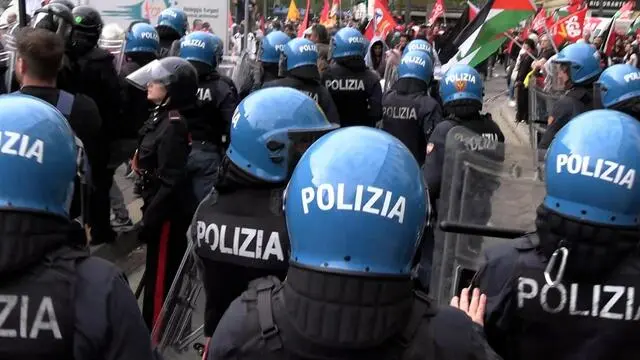 Contatti tra manifestanti e forze dell'ordine al corteo pro Palestina a Milano all'altezza di piazzale Baiamonti, 12 aprile 2025. A dare il via alle tensioni sarebbe stata, a quanto affermano i manifestanti, l'identificazione di alcuni di loro da parte della polizia. Gli attivisti, lanciando fumogeni, gridavano "Tout le monde deteste la police". ANSA