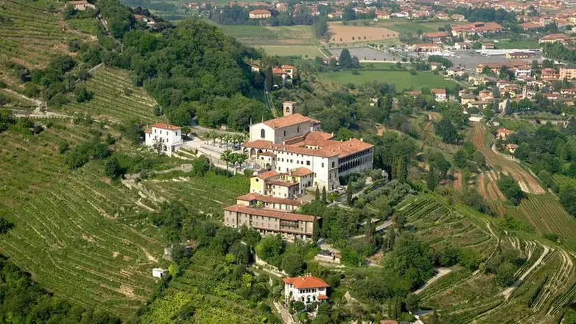 Il complesso del convento dell'Annunciata di Rovato, sul pendio del monte Orfano © www.giornaledibrescia.it