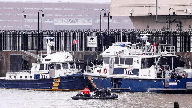 epa12025726 Divers from the New York City Police Department search the waters where a tourist helicopter crashed into the Hudson River in Jersey City, New Jersey, USA, 11 April 2025. According to the United States' National Transportation Safety Board (NTSB), six people were killed when a Bell 206 helicopter operated by the company New York Helicopters plunged into the river on 10 April. EPA/SARAH YENESEL