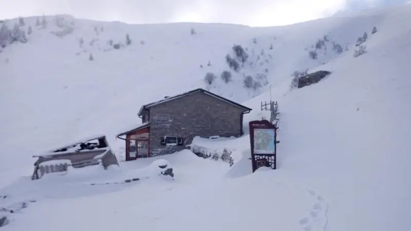 La neve intorno alla malga - © www.giornaledibrescia.it