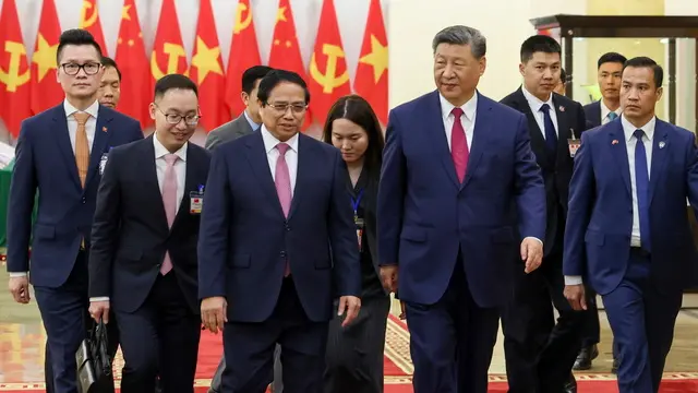 epa12031589 Vietnamese Prime Minister Pham Minh Chinh (C-L) and Chinese President Xi Jinping (C-R) walk to the meeting room at the Office of the Party Central Committee in Hanoi, Vietnam, 14 April 2025. The Chinese president is on a state visit to Vietnam from 14 to 15 April 2025. EPA/MINH HOANG / POOL